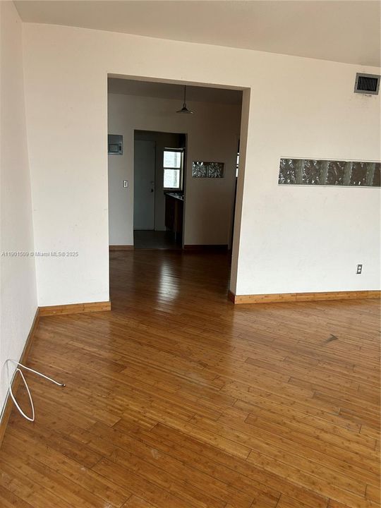 Active With Contract: $1,500 (1 beds, 1 baths, 440 Square Feet)