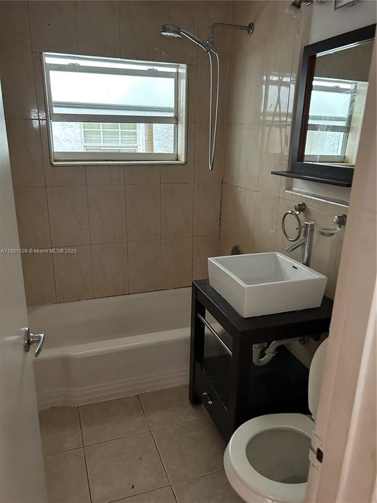 Active With Contract: $1,500 (1 beds, 1 baths, 440 Square Feet)