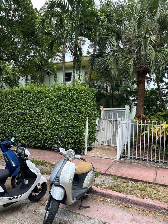 Active With Contract: $1,500 (1 beds, 1 baths, 440 Square Feet)