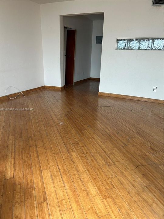 Active With Contract: $1,500 (1 beds, 1 baths, 440 Square Feet)