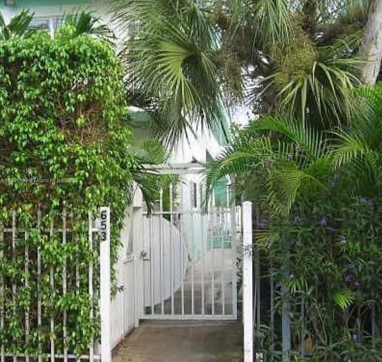 Active With Contract: $1,500 (1 beds, 1 baths, 440 Square Feet)