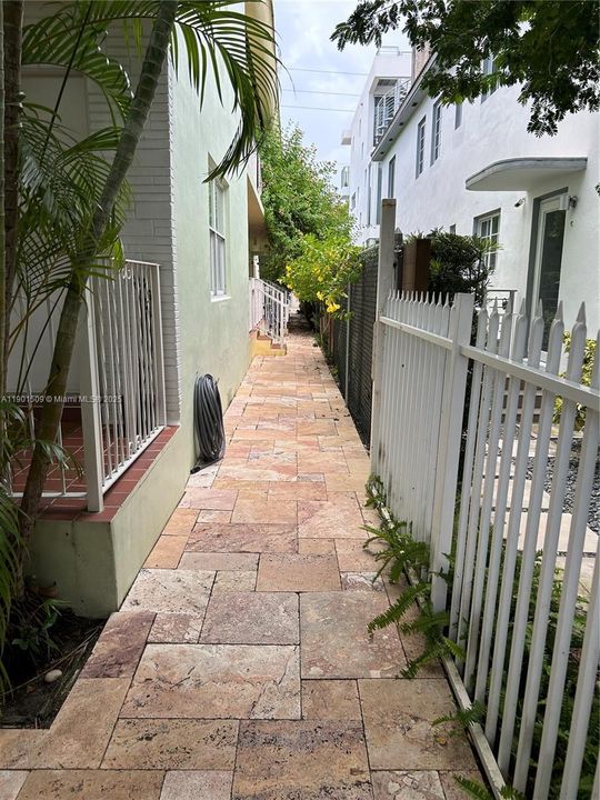 Active With Contract: $1,500 (1 beds, 1 baths, 440 Square Feet)