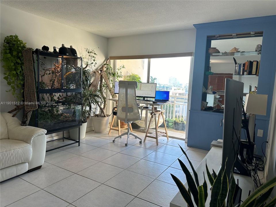 Active With Contract: $1,790 (1 beds, 1 baths, 695 Square Feet)