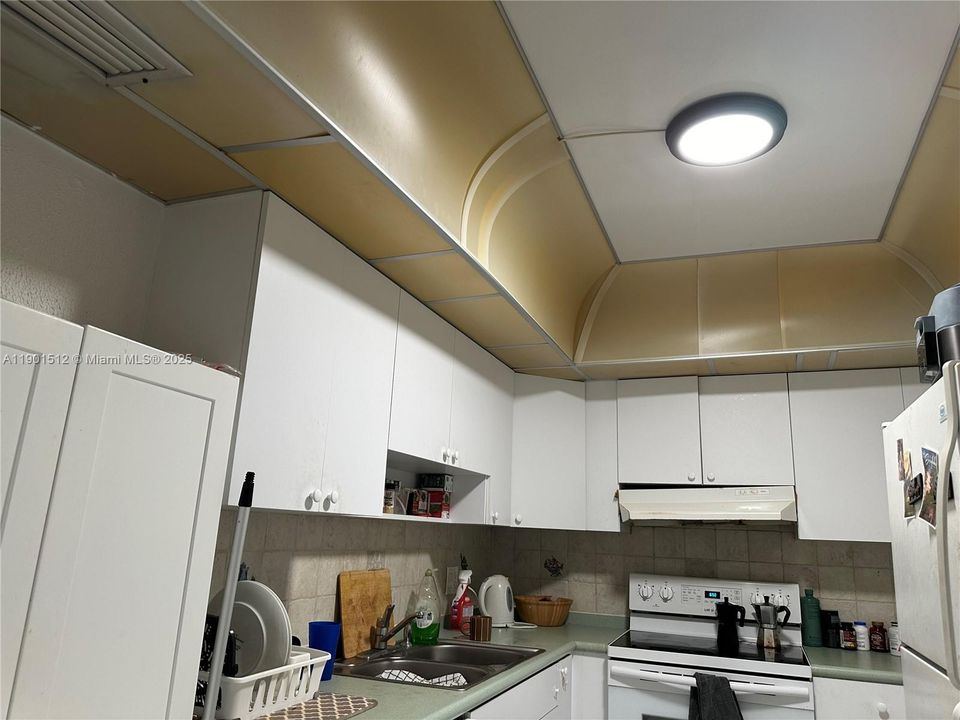 Active With Contract: $1,790 (1 beds, 1 baths, 695 Square Feet)