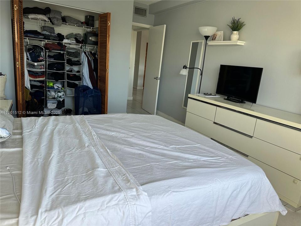 Active With Contract: $1,790 (1 beds, 1 baths, 695 Square Feet)