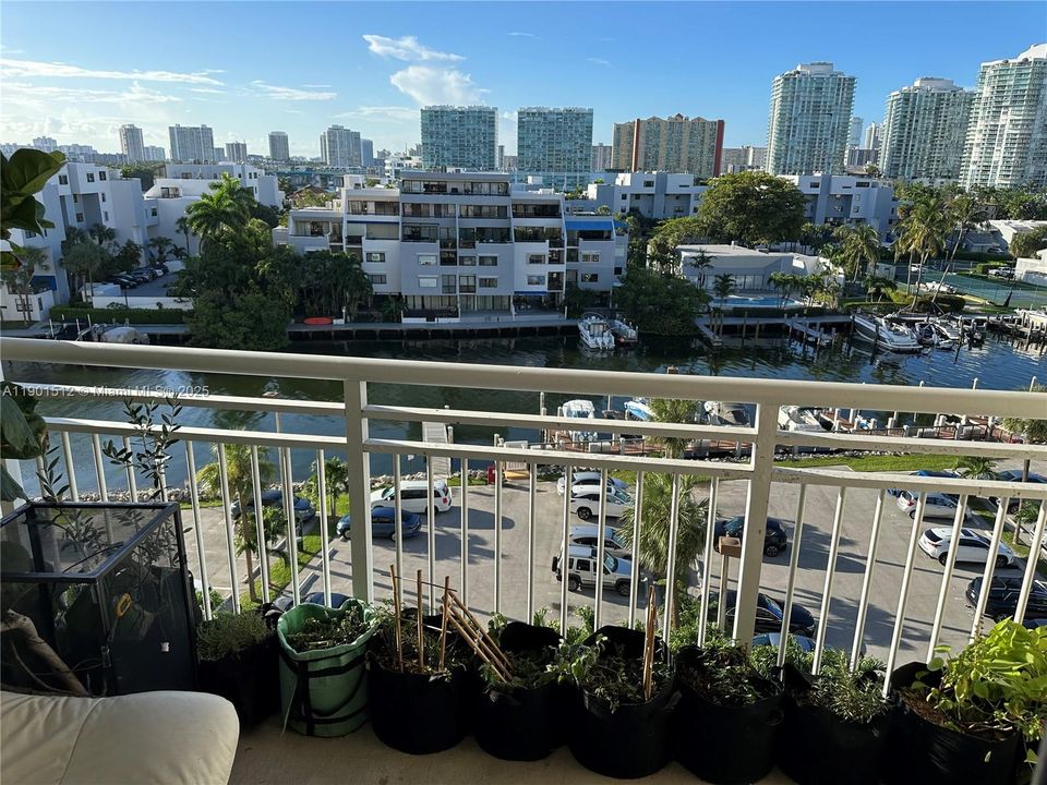 Active With Contract: $1,790 (1 beds, 1 baths, 695 Square Feet)