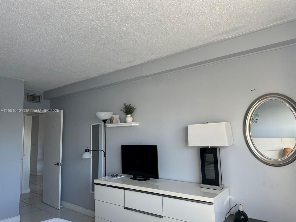 Active With Contract: $1,790 (1 beds, 1 baths, 695 Square Feet)