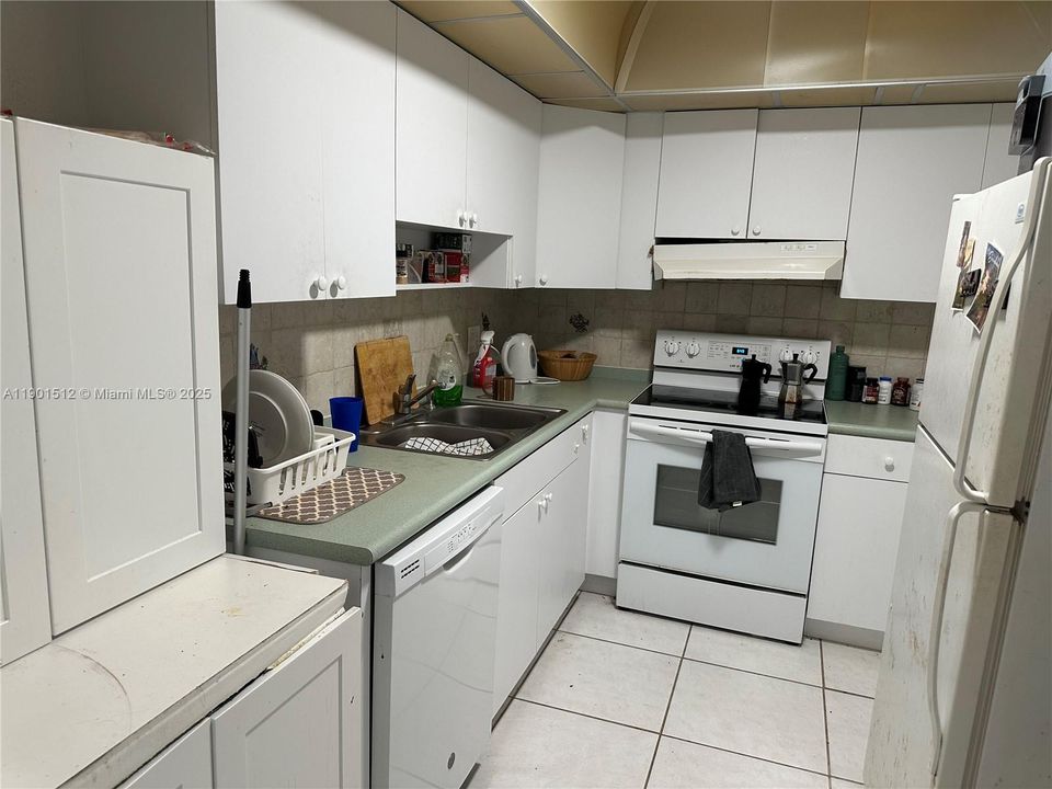 Active With Contract: $1,790 (1 beds, 1 baths, 695 Square Feet)