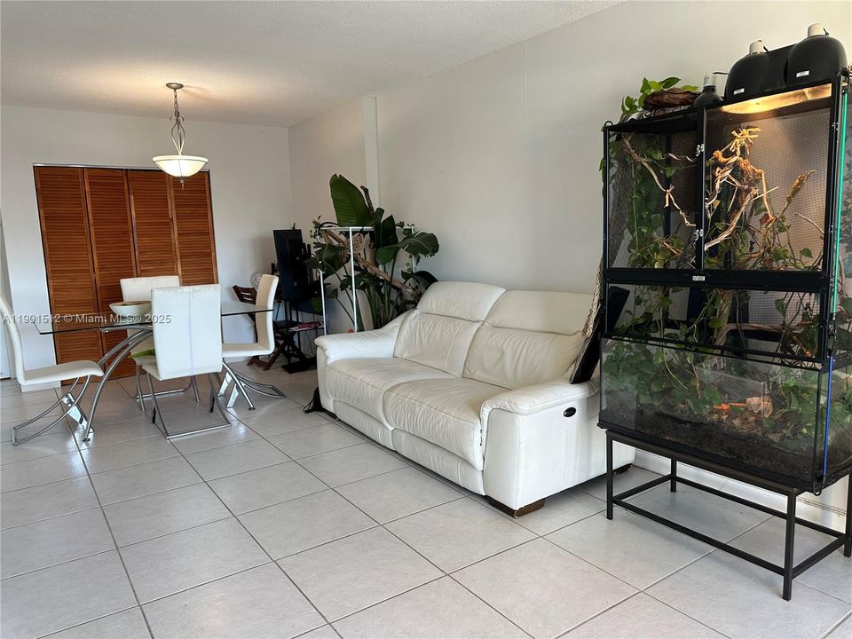 Active With Contract: $1,790 (1 beds, 1 baths, 695 Square Feet)