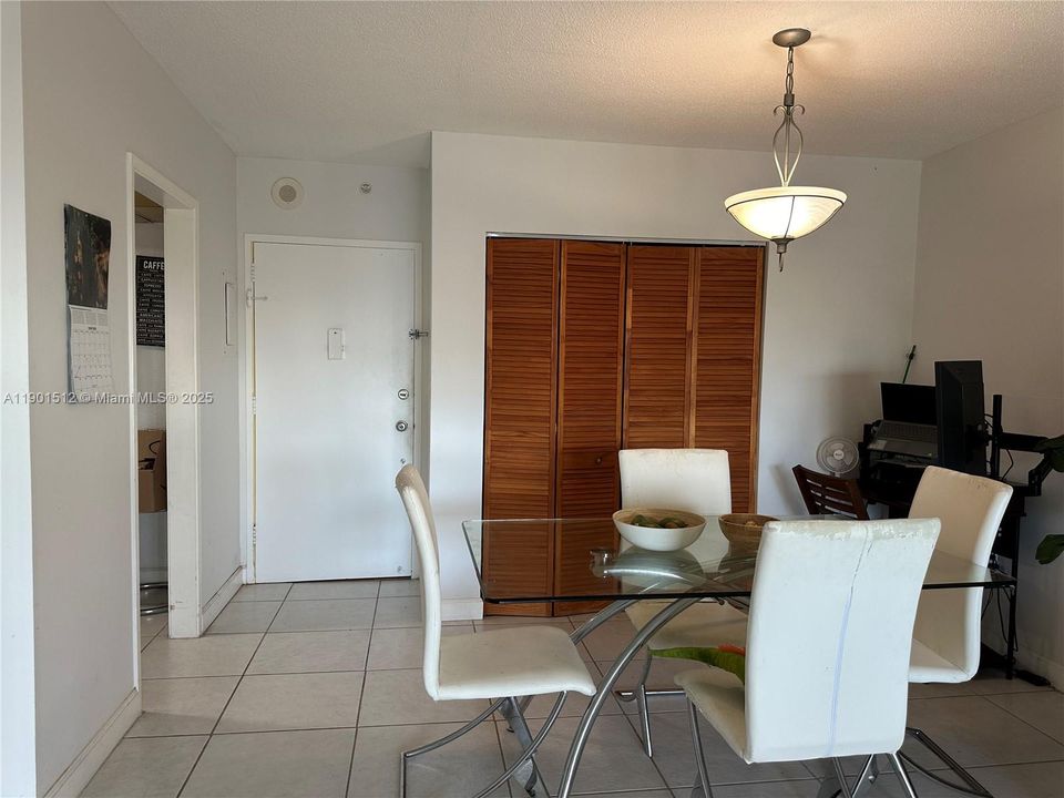 Active With Contract: $1,790 (1 beds, 1 baths, 695 Square Feet)