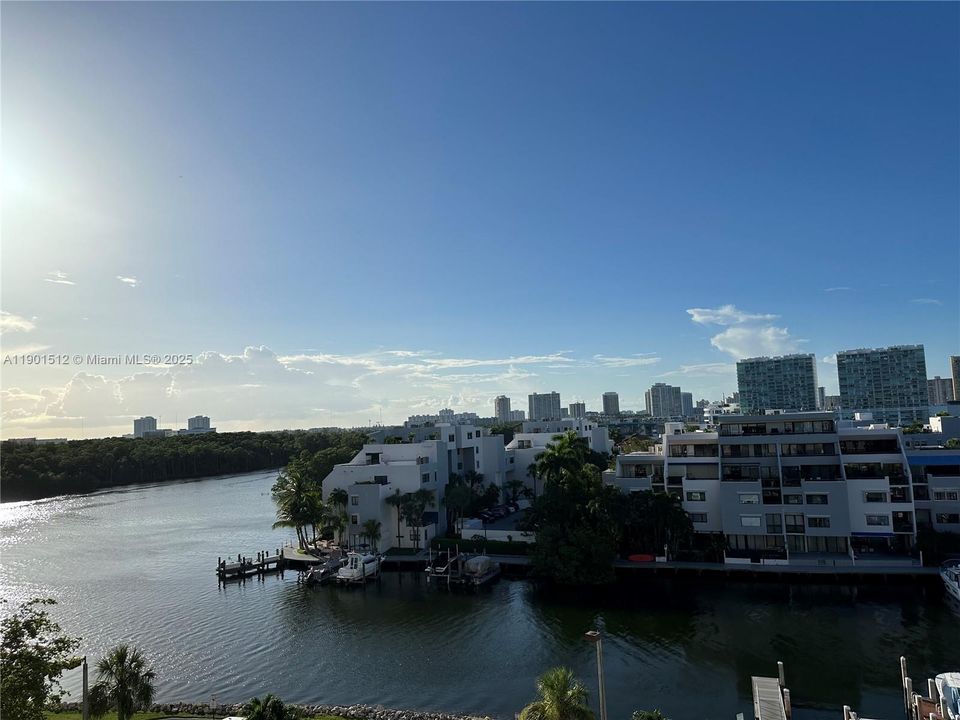 Active With Contract: $1,790 (1 beds, 1 baths, 695 Square Feet)