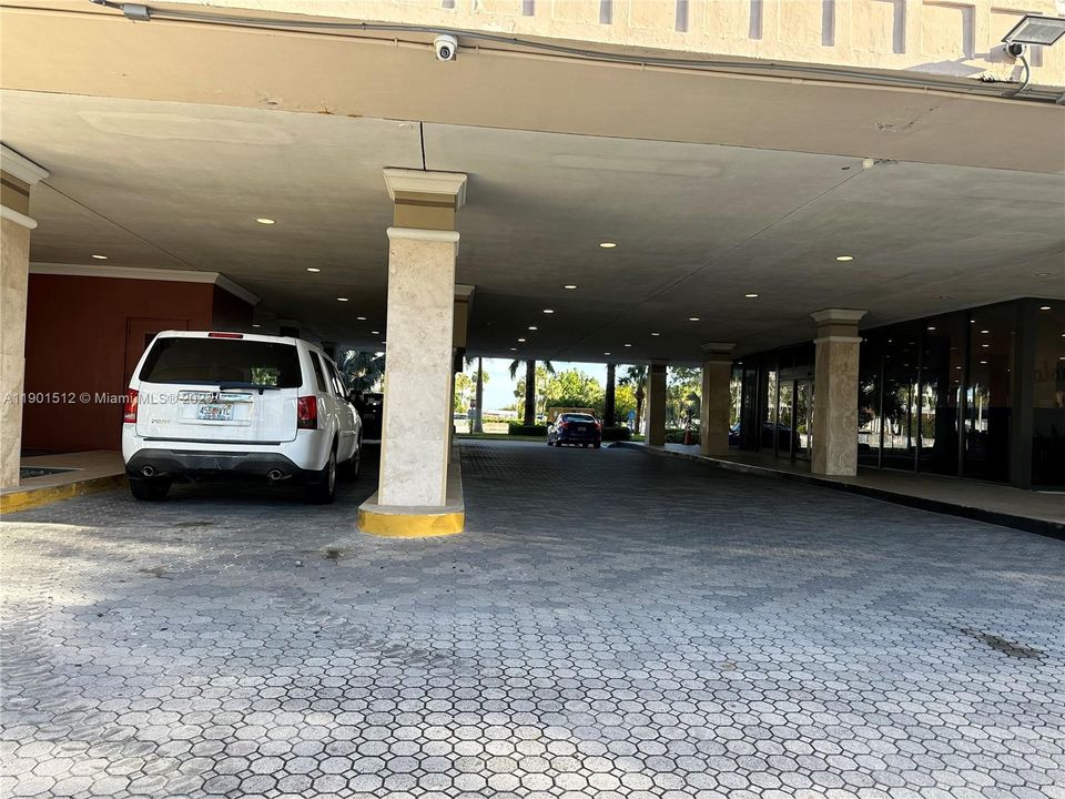 Active With Contract: $1,790 (1 beds, 1 baths, 695 Square Feet)