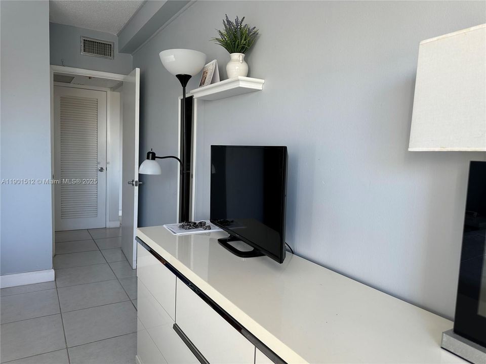 Active With Contract: $1,790 (1 beds, 1 baths, 695 Square Feet)