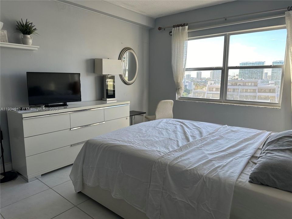 Active With Contract: $1,790 (1 beds, 1 baths, 695 Square Feet)