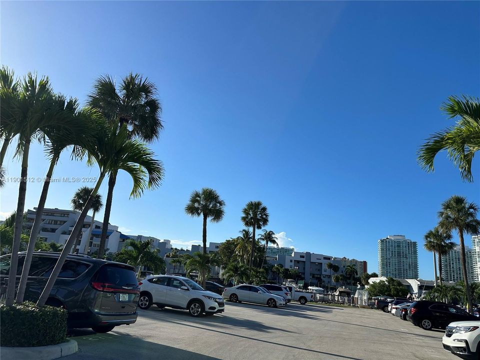 Active With Contract: $1,790 (1 beds, 1 baths, 695 Square Feet)