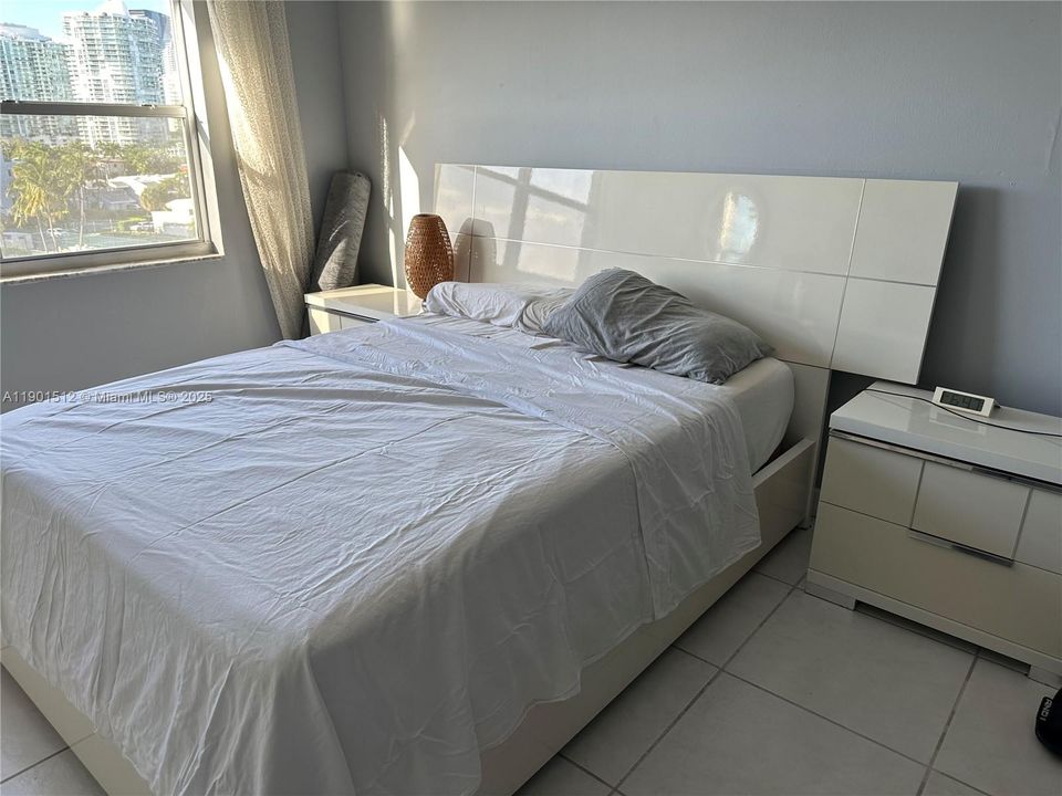 Active With Contract: $1,790 (1 beds, 1 baths, 695 Square Feet)