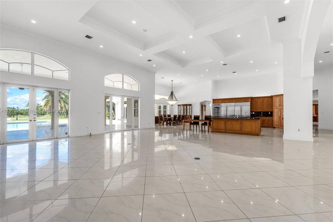 GREAT ROOM W/ VOLUME CEILINGS, W/ CHEF'S KITCHEN