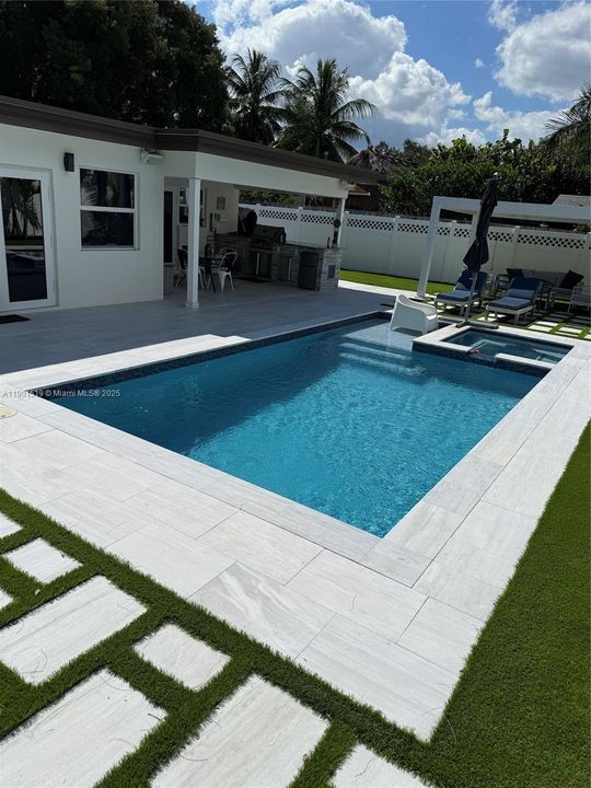 Active With Contract: $4,996 (3 beds, 2 baths, 1959 Square Feet)