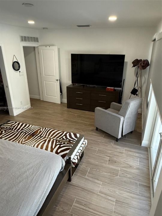 Active With Contract: $4,996 (3 beds, 2 baths, 1959 Square Feet)