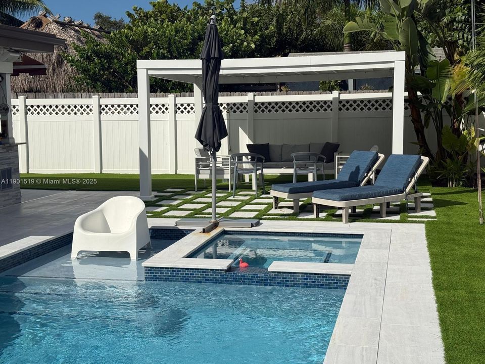 Active With Contract: $4,996 (3 beds, 2 baths, 1959 Square Feet)