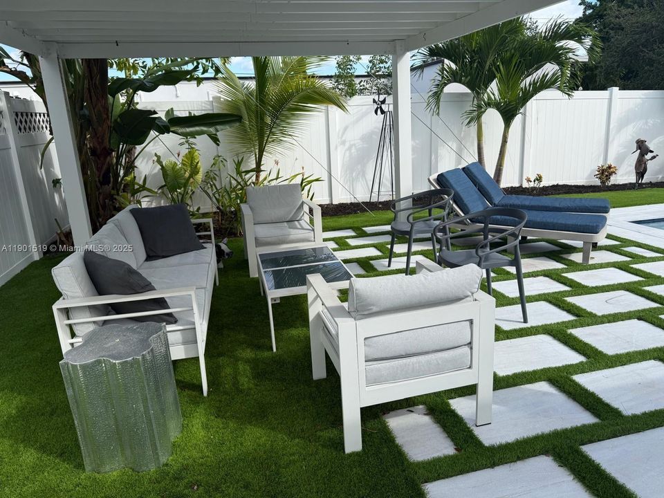 Active With Contract: $4,996 (3 beds, 2 baths, 1959 Square Feet)