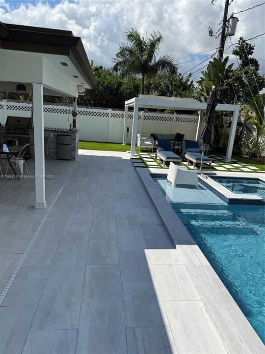 Active With Contract: $4,996 (3 beds, 2 baths, 1959 Square Feet)