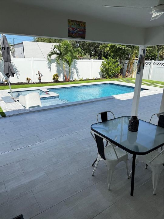 Active With Contract: $4,996 (3 beds, 2 baths, 1959 Square Feet)