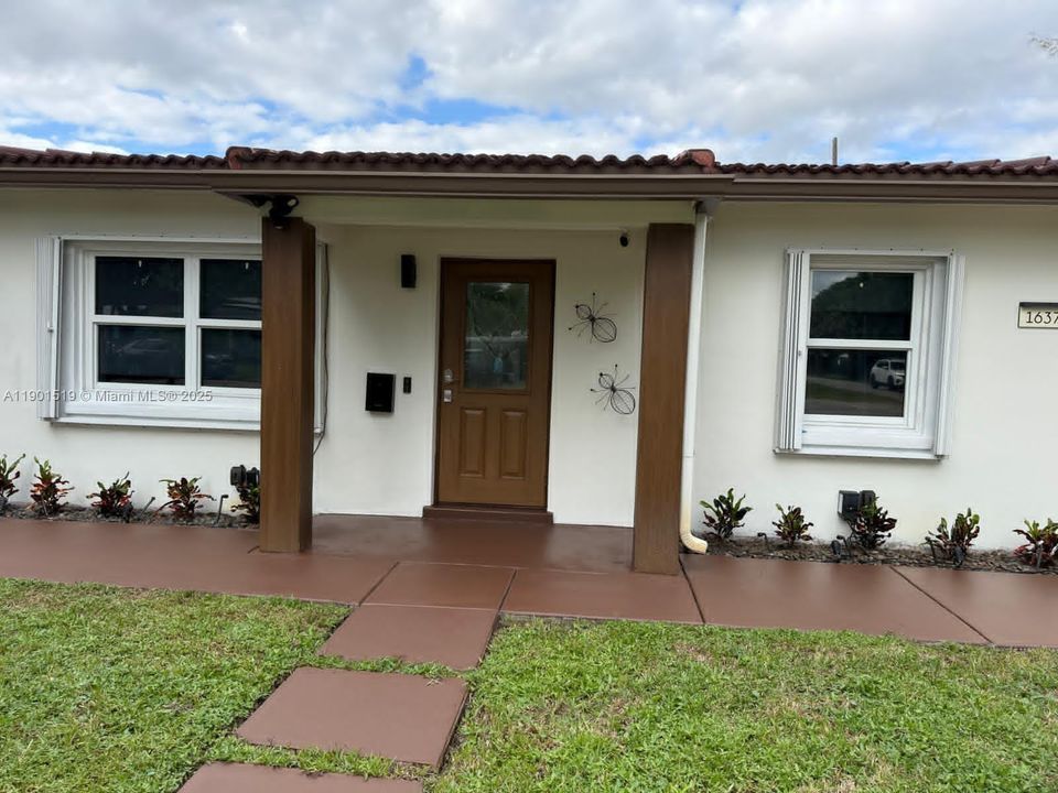 Active With Contract: $4,996 (3 beds, 2 baths, 1959 Square Feet)