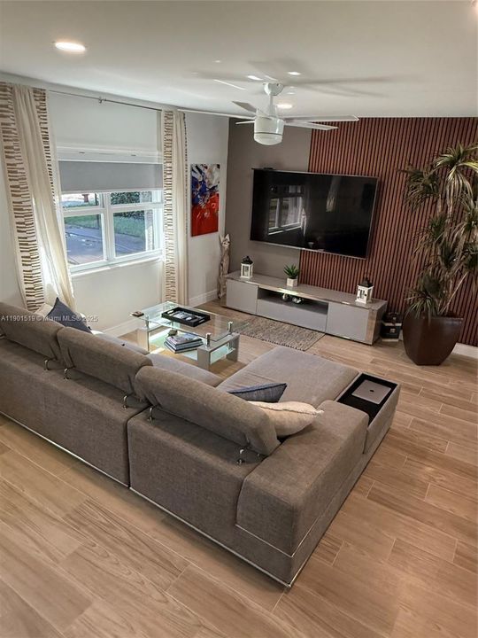 Active With Contract: $4,996 (3 beds, 2 baths, 1959 Square Feet)