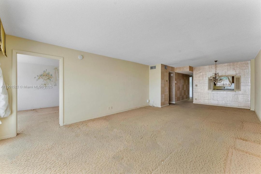 待售: $300,000 (2 贝兹, 2 浴室, 1002 平方英尺)