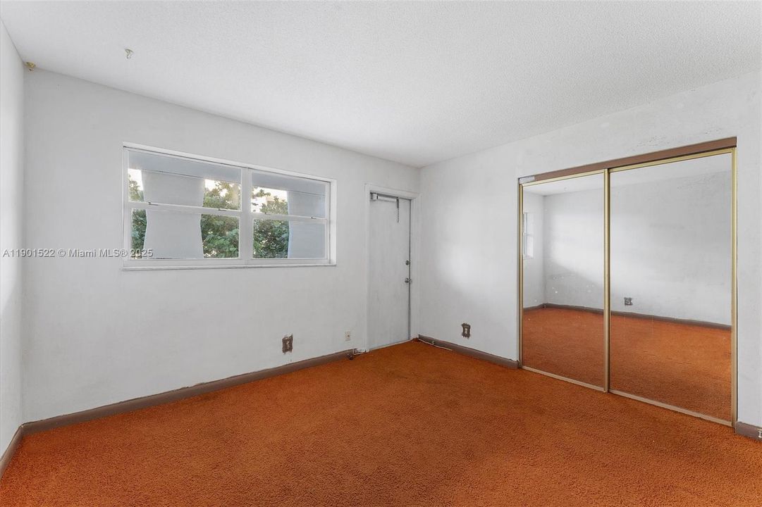 待售: $300,000 (2 贝兹, 2 浴室, 1002 平方英尺)