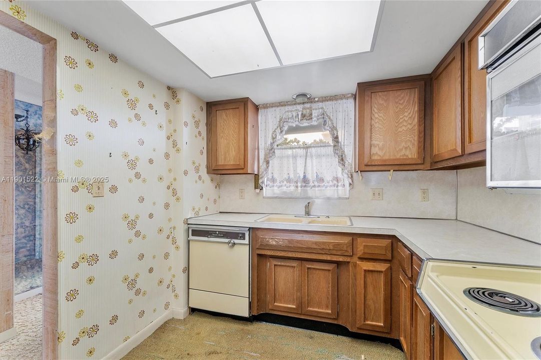 待售: $300,000 (2 贝兹, 2 浴室, 1002 平方英尺)