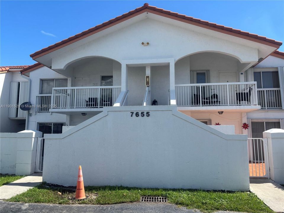 For Sale: $325,000 (2 beds, 2 baths, 880 Square Feet)