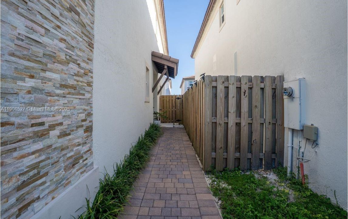 待售: $629,000 (4 贝兹, 3 浴室, 2107 平方英尺)