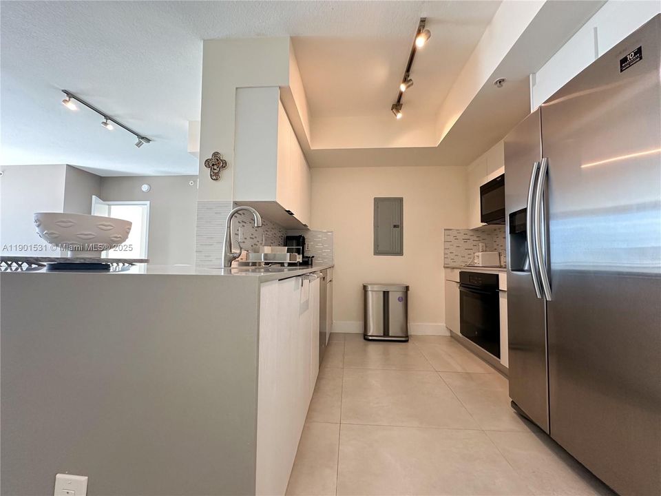 Active With Contract: $4,300 (2 beds, 2 baths, 1227 Square Feet)