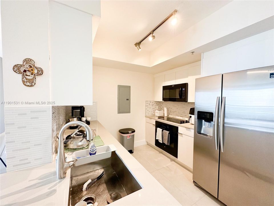 Active With Contract: $4,300 (2 beds, 2 baths, 1227 Square Feet)