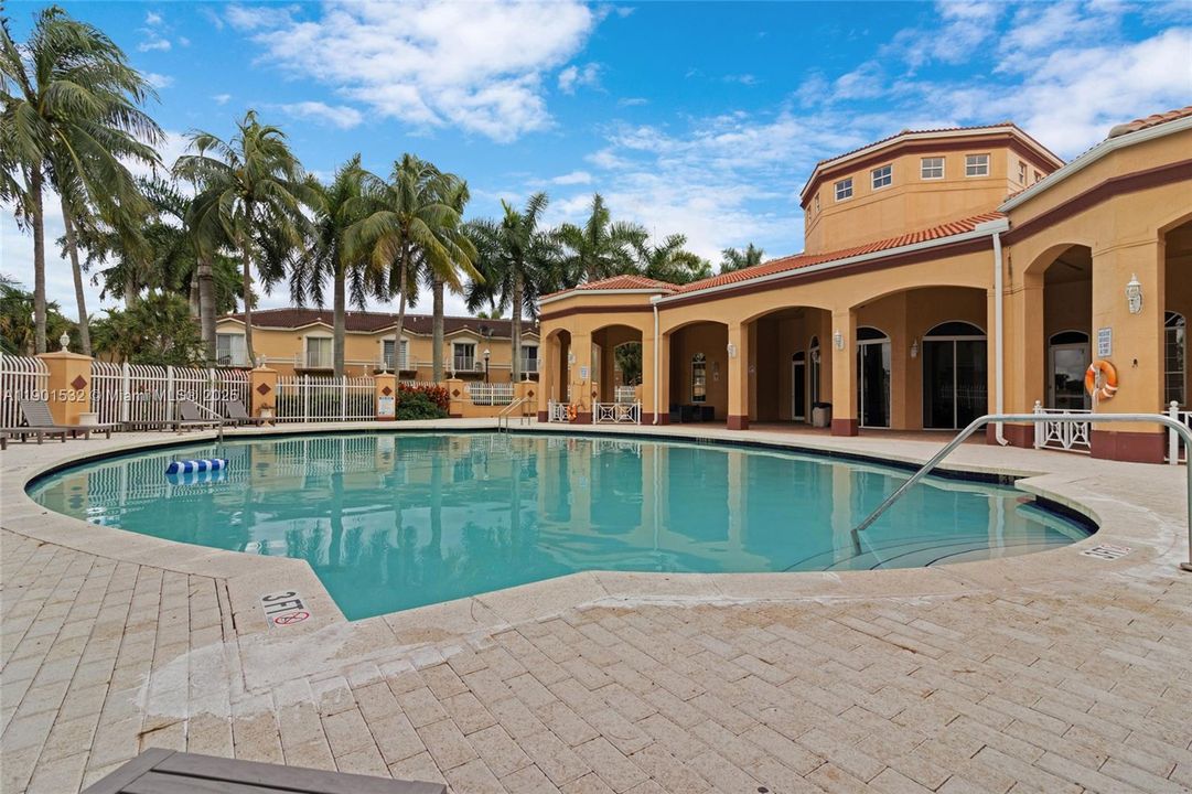 For Rent: $3,350 (3 beds, 3 baths, 1270 Square Feet)