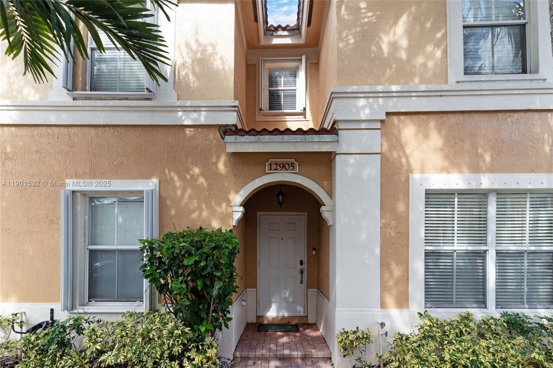 For Rent: $3,350 (3 beds, 3 baths, 1270 Square Feet)