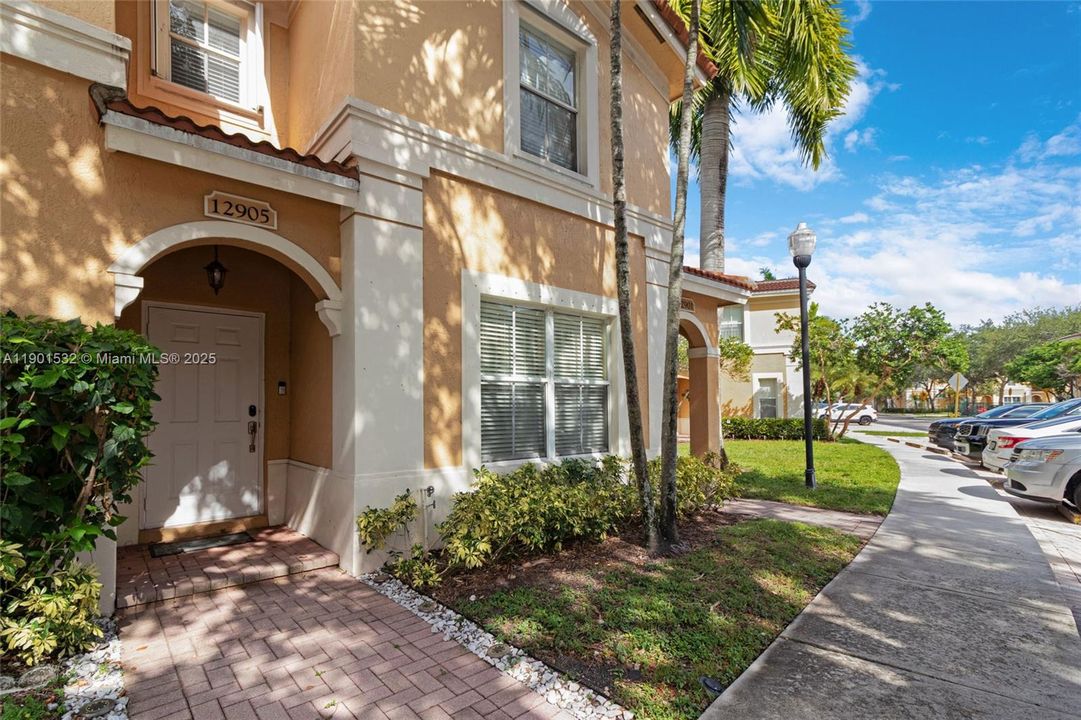 For Rent: $3,350 (3 beds, 3 baths, 1270 Square Feet)