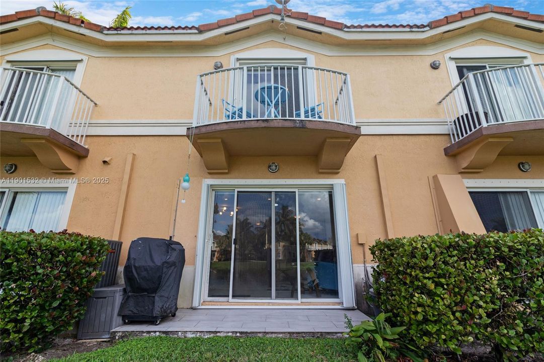 For Rent: $3,350 (3 beds, 3 baths, 1270 Square Feet)