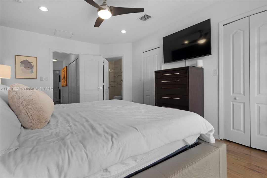 For Rent: $3,350 (3 beds, 3 baths, 1270 Square Feet)