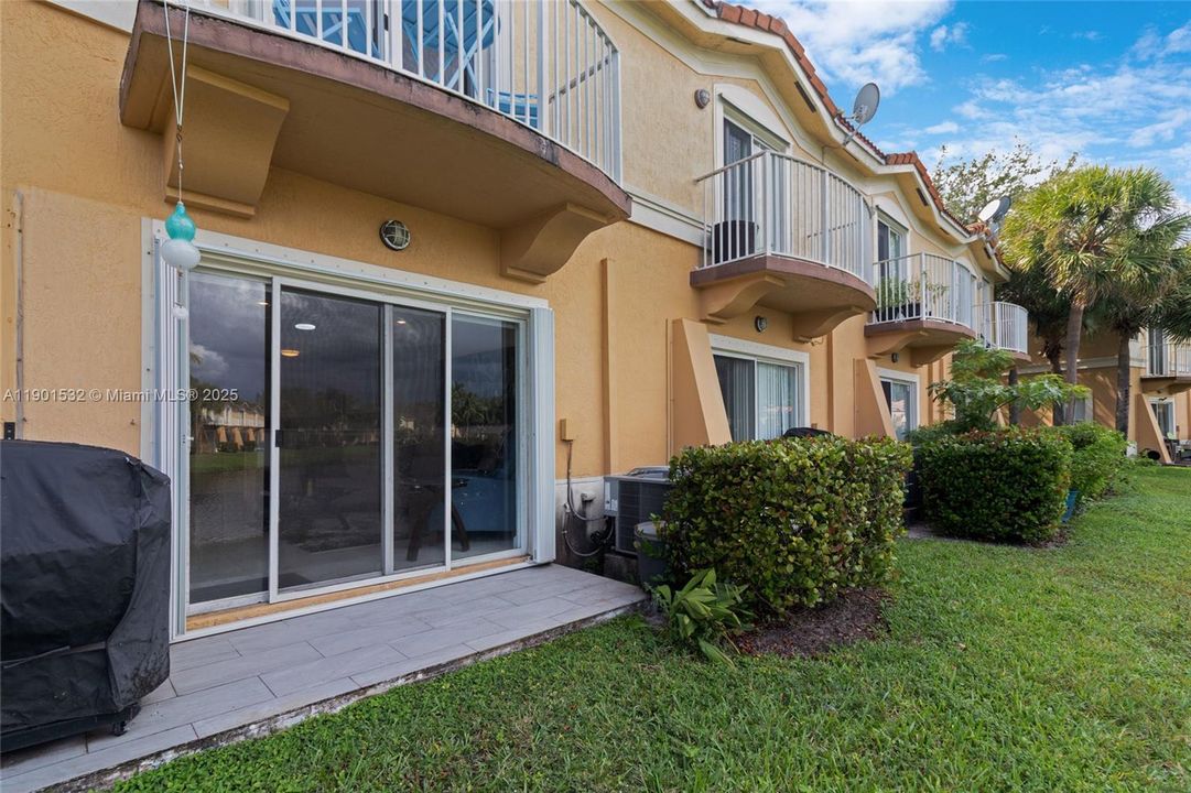 For Rent: $3,350 (3 beds, 3 baths, 1270 Square Feet)