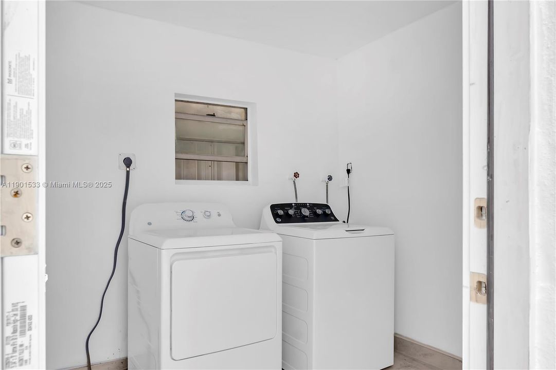 Recently Rented: $3,300 (3 beds, 2 baths, 1519 Square Feet)