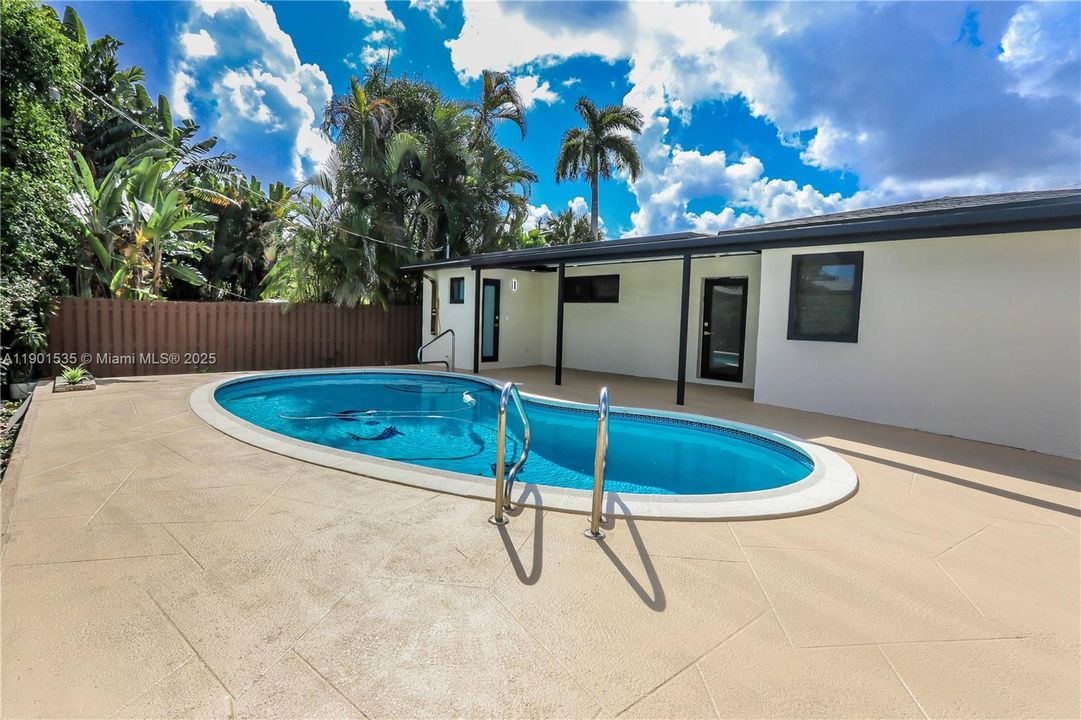 For Sale: $749,000 (3 beds, 3 baths, 1396 Square Feet)