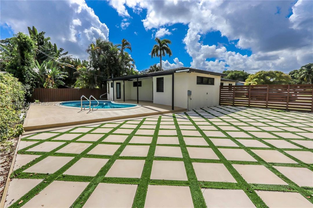 For Sale: $749,000 (3 beds, 3 baths, 1396 Square Feet)