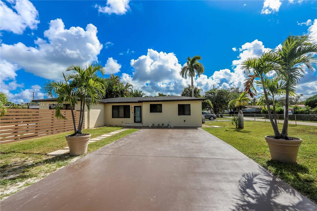 For Sale: $749,000 (3 beds, 3 baths, 1396 Square Feet)