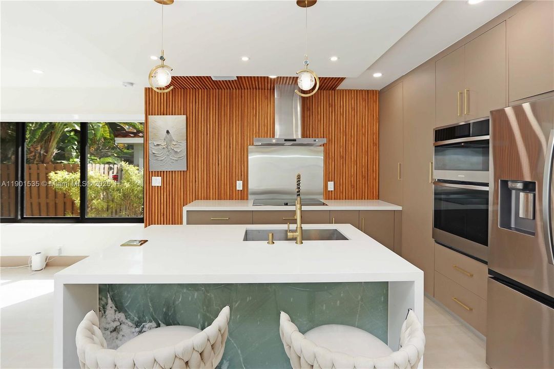 For Sale: $749,000 (3 beds, 3 baths, 1396 Square Feet)