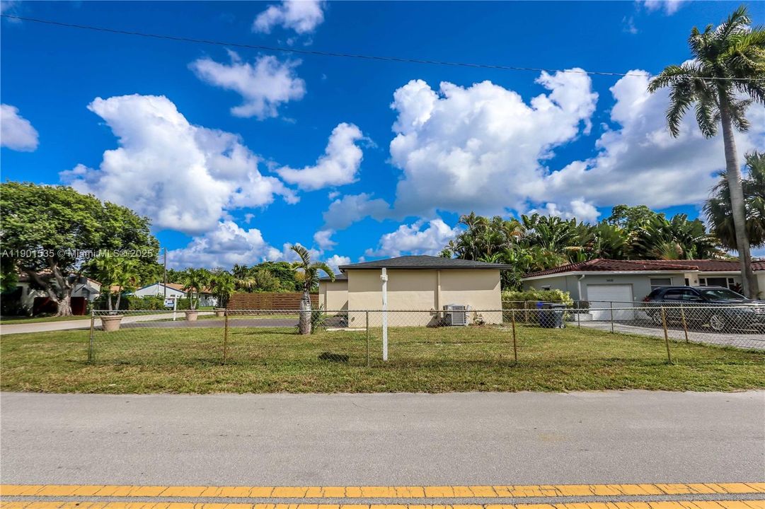 For Sale: $749,000 (3 beds, 3 baths, 1396 Square Feet)