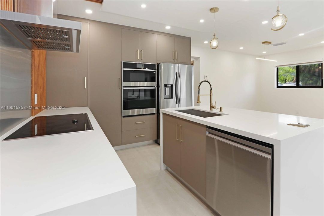 For Sale: $749,000 (3 beds, 3 baths, 1396 Square Feet)