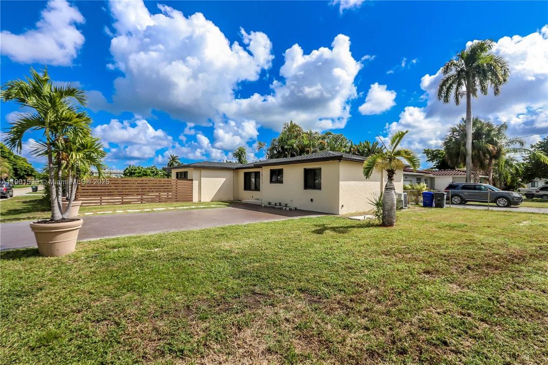 For Sale: $749,000 (3 beds, 3 baths, 1396 Square Feet)